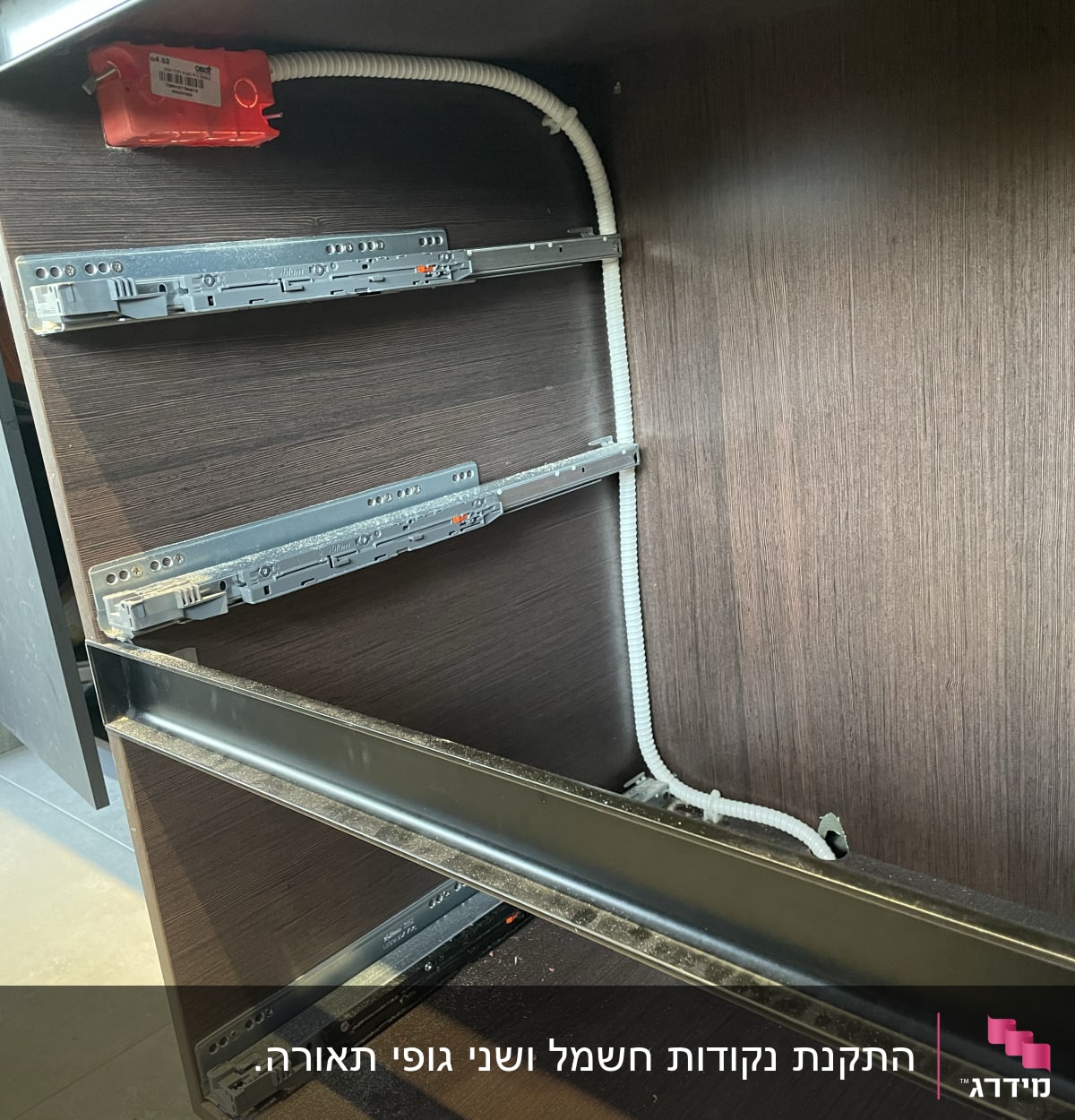 תיבת חיבורים חשמלית עם צינור גמיש בארון עץ
